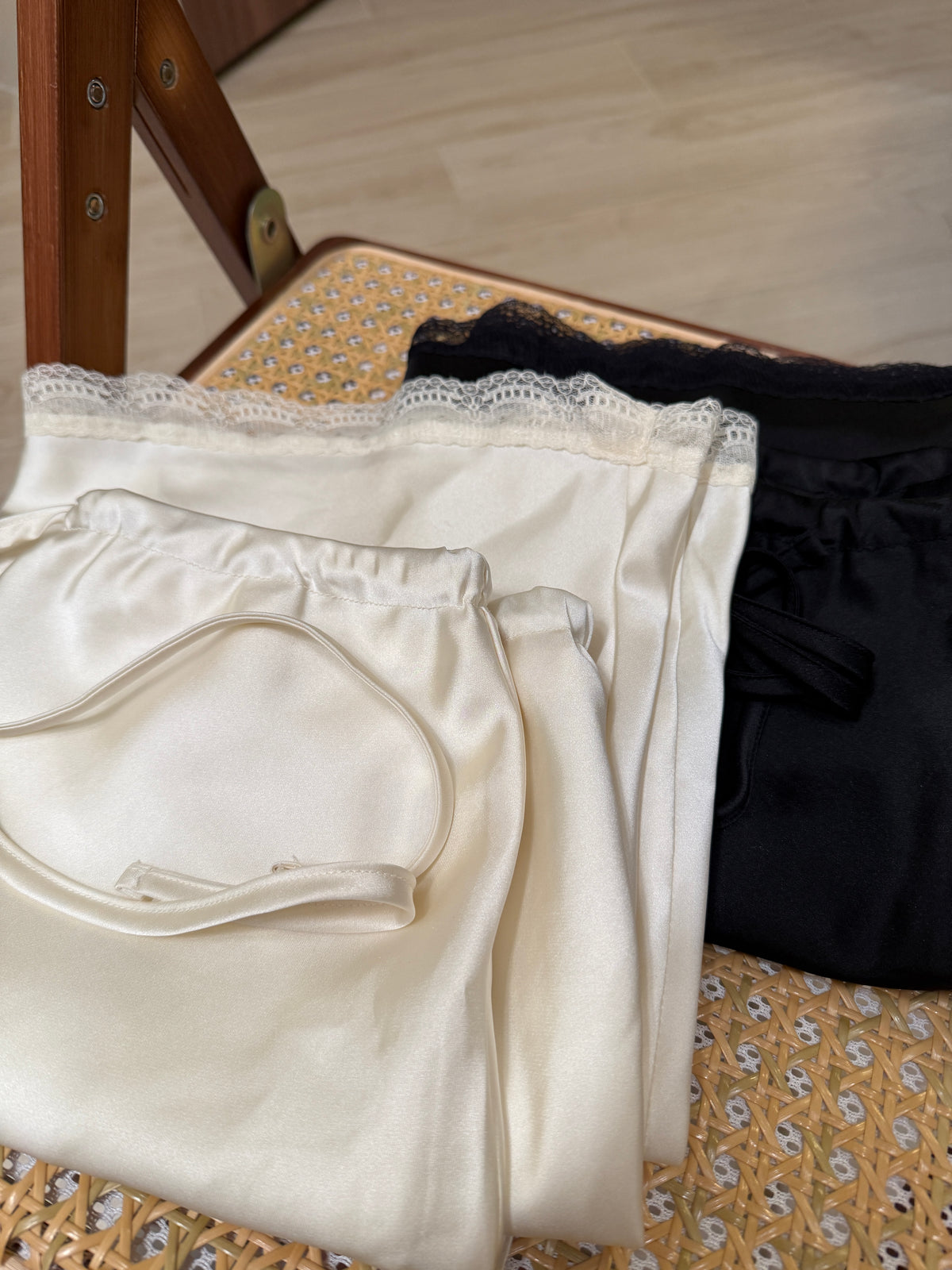 直筒型Satin Skirt