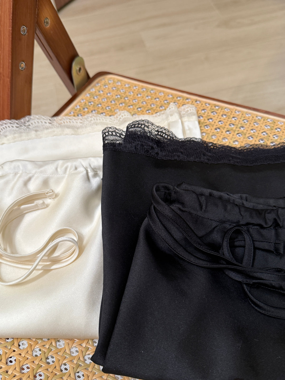 直筒型Satin Skirt